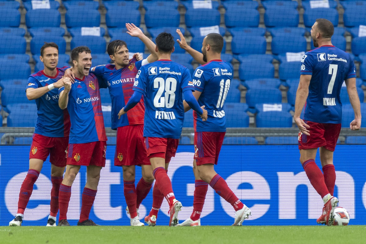 Basel's Spieler jubeln nach ihrem 2:0 im Fussball Meisterschaftsspiel der Super League zwischen dem FC Basel 1893 und dem FC Sion im Stadion St. Jakob-Park in Basel, am Sonntag, 1. August 2021. ( ...