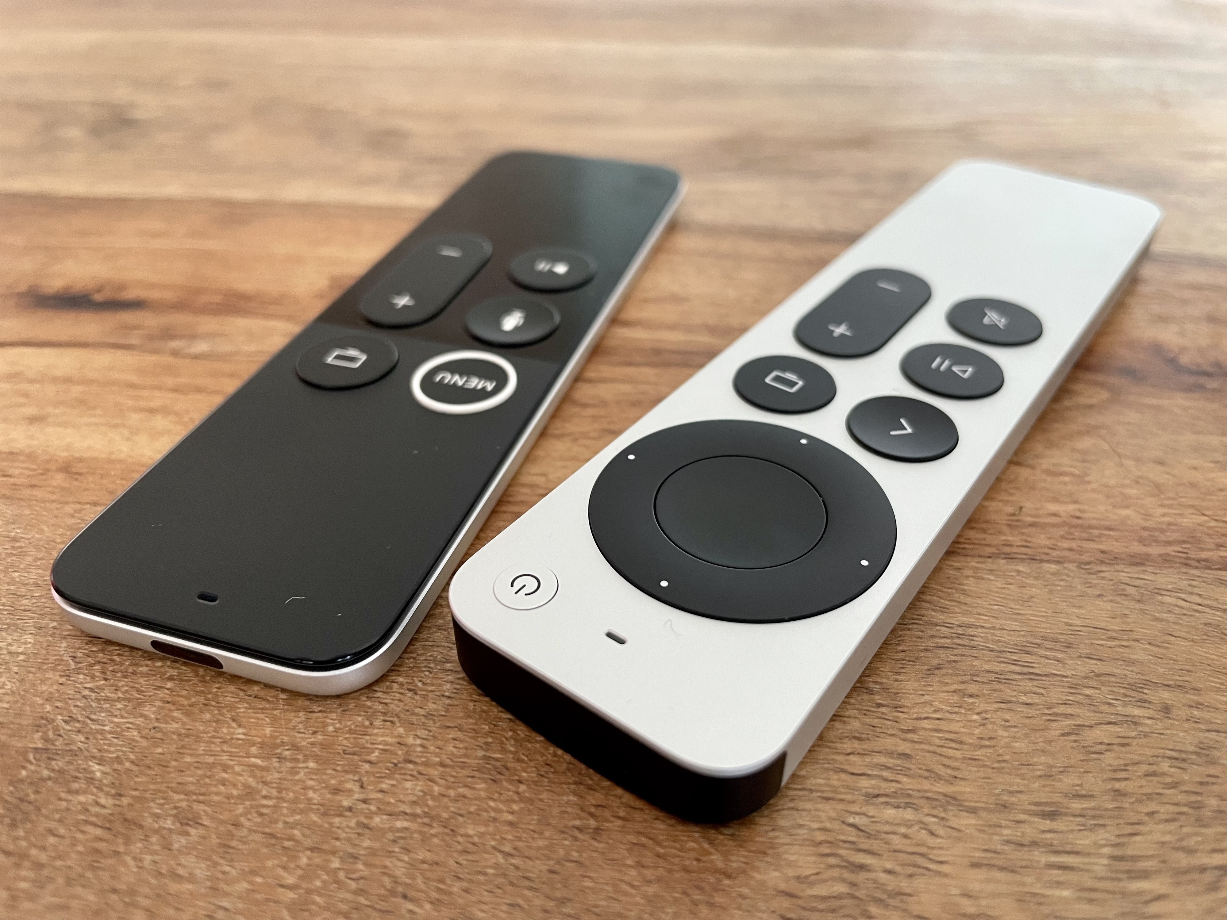 Fernbedienungen (alt und neu) zu Apple TV 4K.