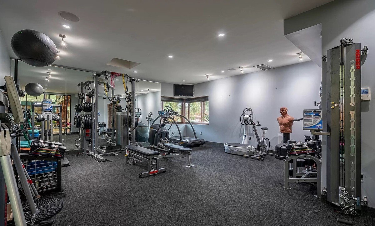 crazy villa mit gokartbahn in gilbert arizona für 20 millionen https://www.zillow.com/homedetails/21423-S-147th-St-Gilbert-AZ-85298/59261224_zpid/