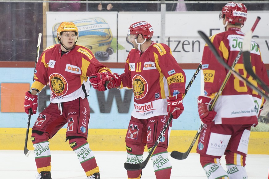 Tigers Topscorer Antti Erkinjuntti, Torschuetze zum 1:2, Aaron Gagnon, Eero Elo, von links, jubeln, waehrend dem Meisterschaftsspiel der National League, zwischen den SCL Tigers und den ZSC Lions, am  ...