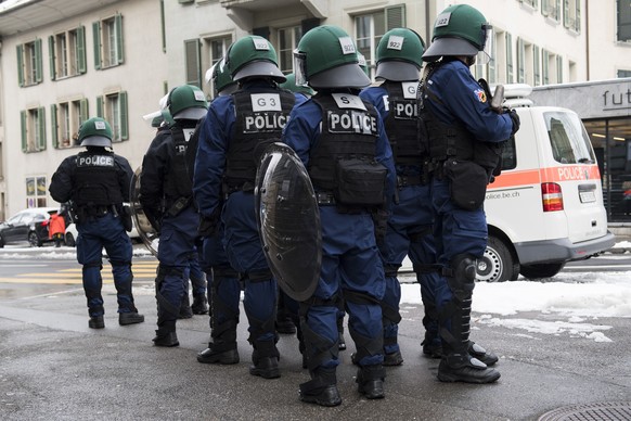 Polizeipraesenz waehrend eines Protestes gegen das WEF wahrend einer NoWEF Veranstaltung, am Samstag, 14. Januar 2017, in Bern. Das WEF findet vom 17. bis 20. Januar in Davos statt. (KEYSTONE/Anthony  ...
