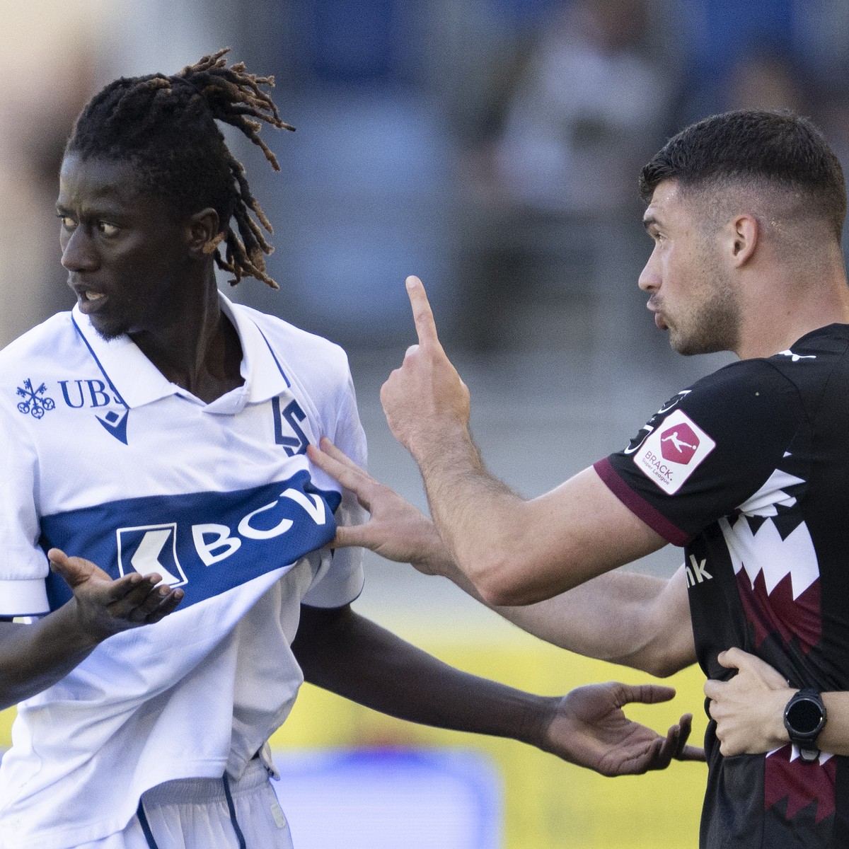 Gaoussou Diakite (LS), links, diskutiert mit Jozo Stanic (SG) im Fussball Meisterschaftsspiel der Swiss Super League zwischen FC Lausanne-Sport, LS, und FC St.Gallen 1879, SG, vom Sonntag, 31. August  ...