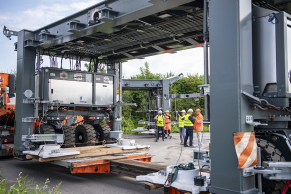 Ein erstes Pfeilerstueck der ASTRA Bridge wird angeliefert, waehrend der Praesentation einer neuen mobilen Baustellenbruecke welche bei Autobahnunterhaltsarbeiten eingesetzt werden kann, am Montag, 26 ...