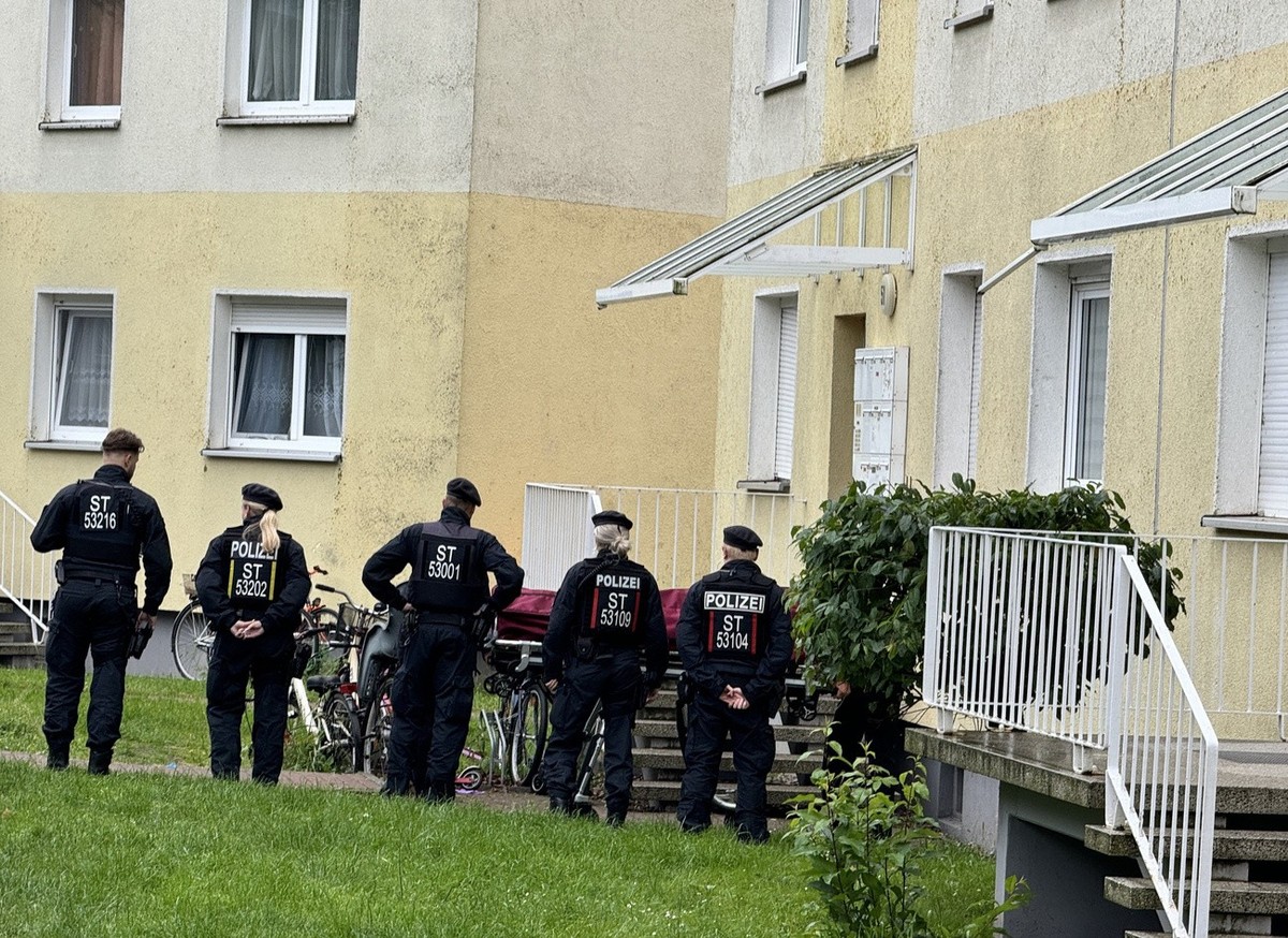 15.06.2024, Sachsen-Anhalt, Wolmirstedt: Polizisten stehen an einem Einsatzort, der m