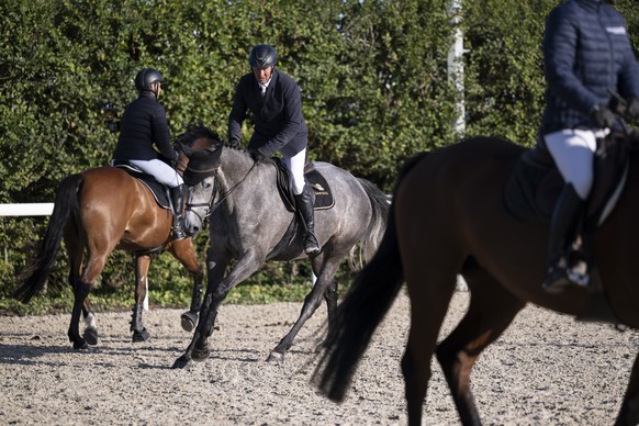 Des cavaliers, cavalieres et leurs cheveux s&#039;echauffent avant la finale de saut des jeunes chevaux de 4 ans, lors du dernier jour du festival Cheval Passion et des finales des divers concours, a  ...