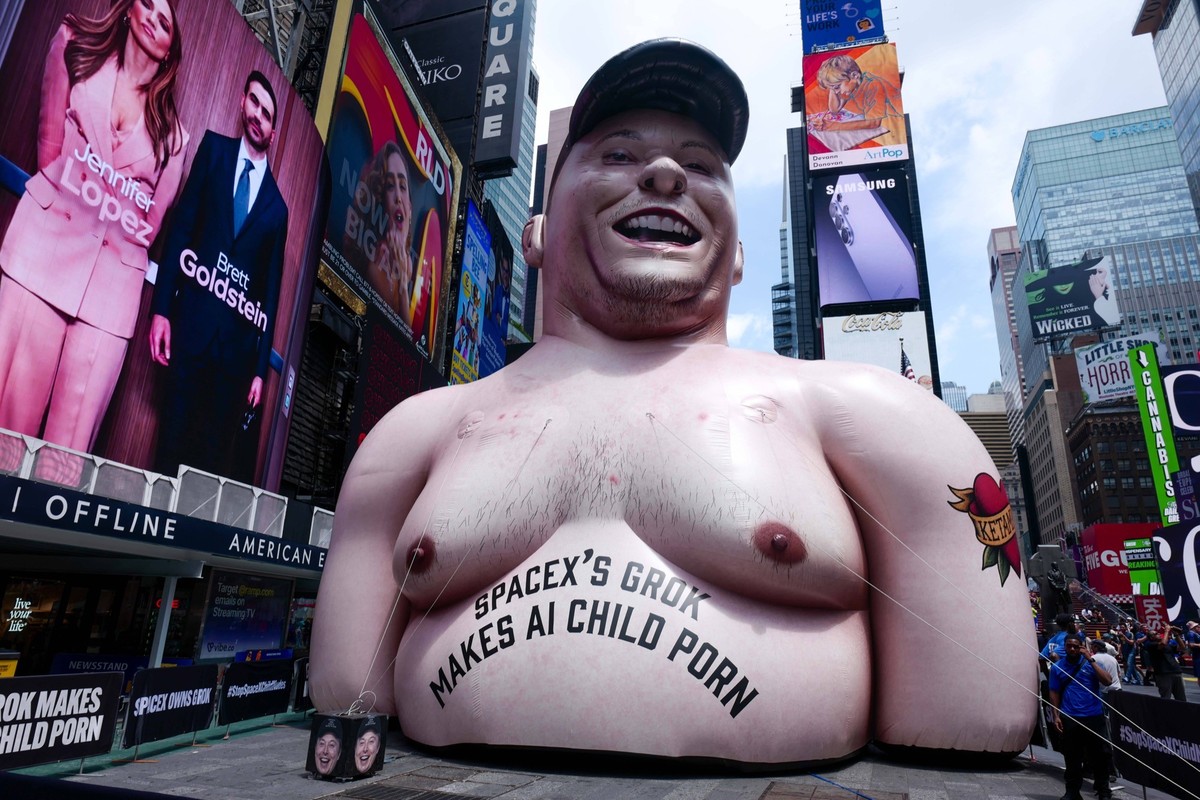 New York, NY: Eine am Times Square in Manhattan aufgestellte, grosse, aufblasbare Puppe, die Elon Musk darstellen soll, trägt die Aufschrift „SpaceXs Grok erstellt KI-Kinderpornografie“ (11. Juni 2026 ...