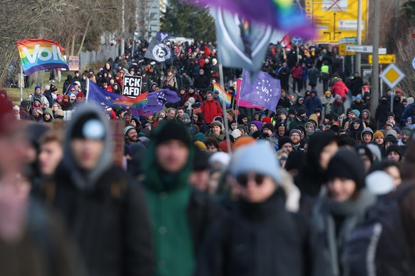 11.01.2025, Sachsen, Riesa: Demonstranten protestieren gegen den Bundesparteitag der AfD. Auf dem Parteitag soll das Bundestagswahlprogramm verabschiedet und die Co-Vorsitzende Weidel als Kanzlerkandi ...