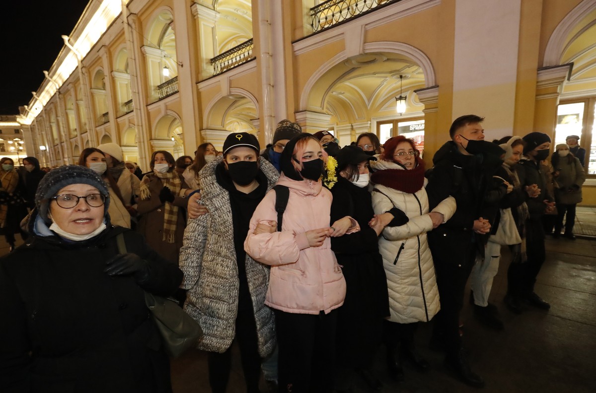 epa09794424 Russian protesters join hands and shout slogans during a rally against entry of Russian troops into Ukraine in St. Petersburg, Russia, 01 March 2022. Russian troops entered Ukraine on 24 F ...