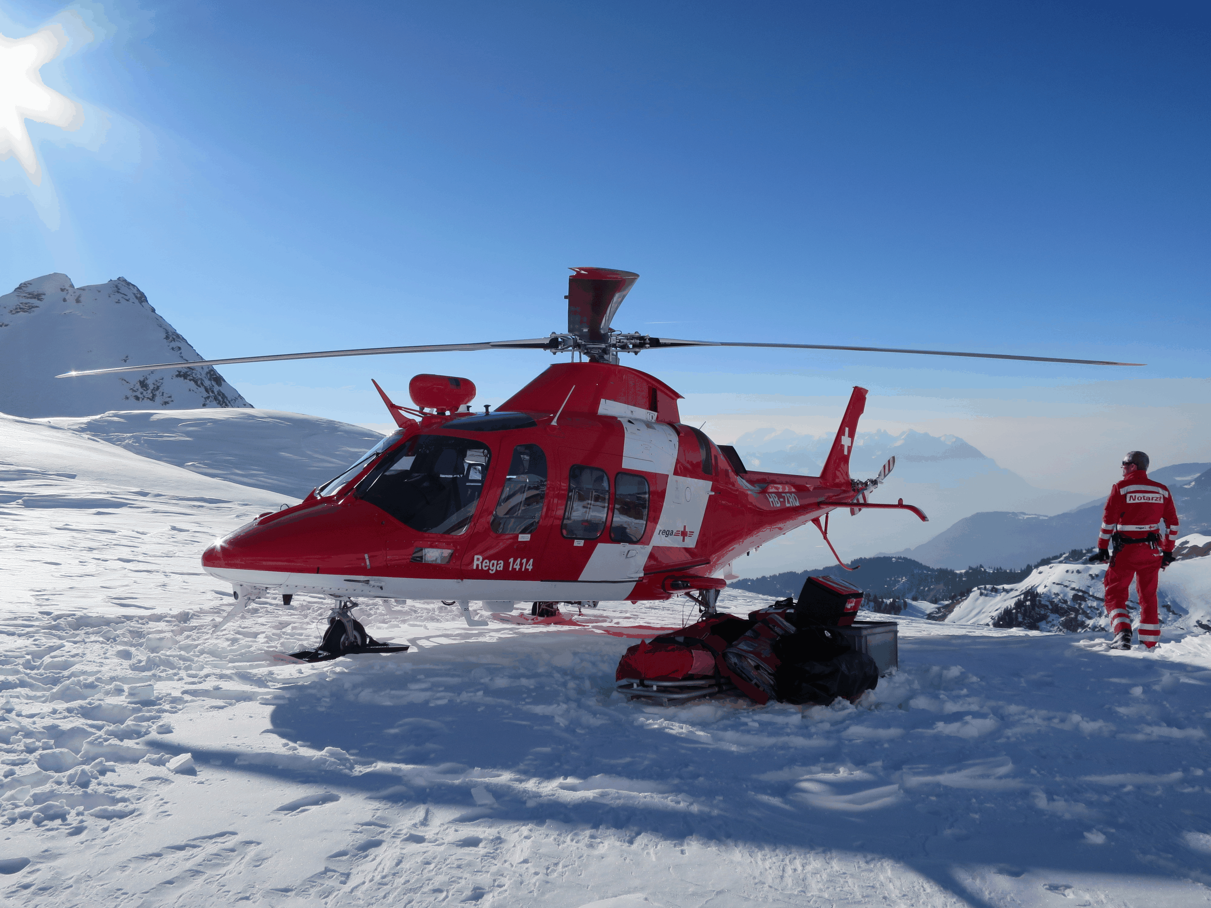 HANDOUT - Die Rega im Einsatz bei einem Zwischenhalt waehrend der Bergsteiger sich alleine im extrem steilen Aufstieg auf der Nordseite ca. 80 Hoehenmeter unter dem 3050 Meter hohen Gipfel des Grand M ...