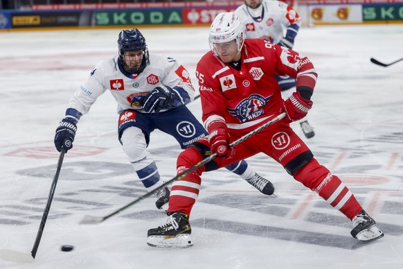 Rapperswil-Jona Lakers Tyler Moy, right, fights for the puck against Vitkovice Marek Chaloupka during the Champions Hockey League quarter final game between Switzerland?s SC Rapperswil Jona Lakers and ...