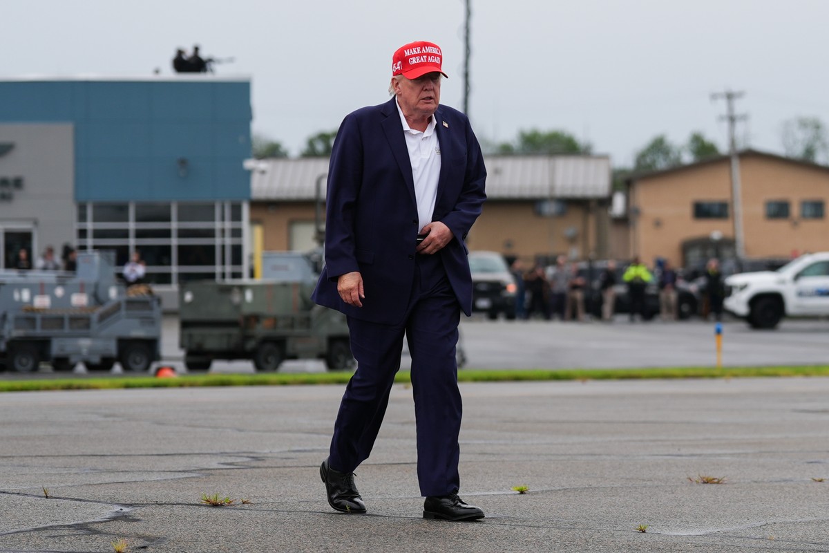 President Donald Trump walks to board Air Force One at Morristown Airport, Sunday, Aug. 16, 2026, in Morristown, N.J. (AP Photo/Julia Demaree Nikhinson)
Donald Trump