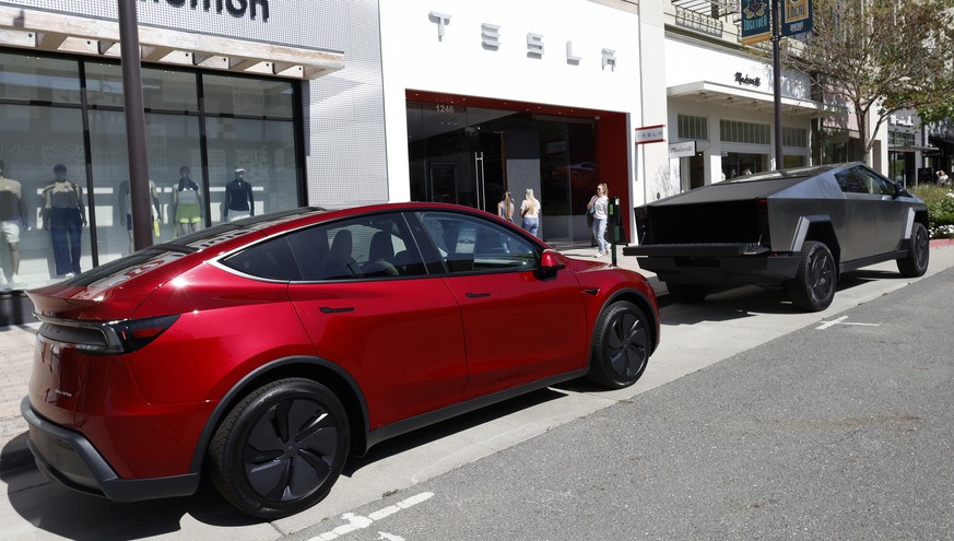 epa12045831 A Tesla Cybertruck (R) and Tesla Model Y parked outside a Tesla showroom in Walnut Creek, California, USA, 21 April 2025. Tesla has reportedly dropped production for several Cybertruck lin ...