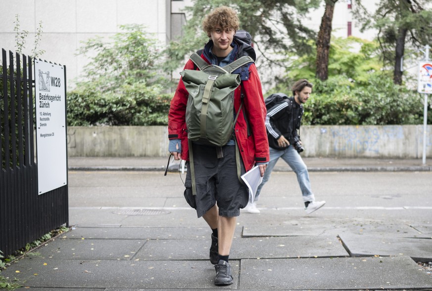 Max Voegtli, Sprecher der Klimabewegung Renovate Switzerland, auf dem Weg ins Zuercher Bezirksgericht, aufgenommen am Dienstag, 29. August 2023 in Zuerich. Der Klimaaktivist muss sich fuer zwei Aktion ...