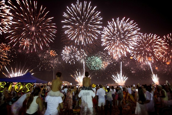 epa06412117 Fireworks lit the night sky during New Year&#039;s celebrations in Rio de Janeiro, Brazil, 01 January 2018. EPA/MARCELO SAYAO