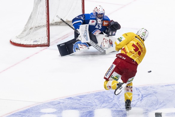 Zuerichs Torhueter Jakub Kovar, links, kaempft um den Puck gegen Biels Mike Kuenzle, rechts, im ersten Eishockey Playoff-Viertelfinalspiel der National League zwischen den ZSC Lions und EHC Biel-Bienn ...