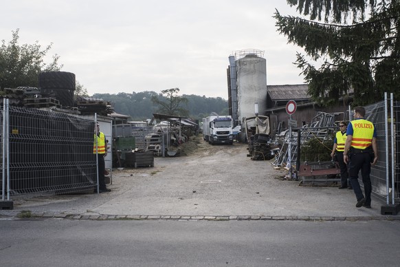 Die Polizei sichert die ersten Tiere vom Hof von Ulrich K., der wegen der Quaelerei von Pferden unter Verdacht steht, aufgenommen am Dienstag, 8. August 2017, in Hefenhofen. (KEYSTONE/Ennio Leanza)