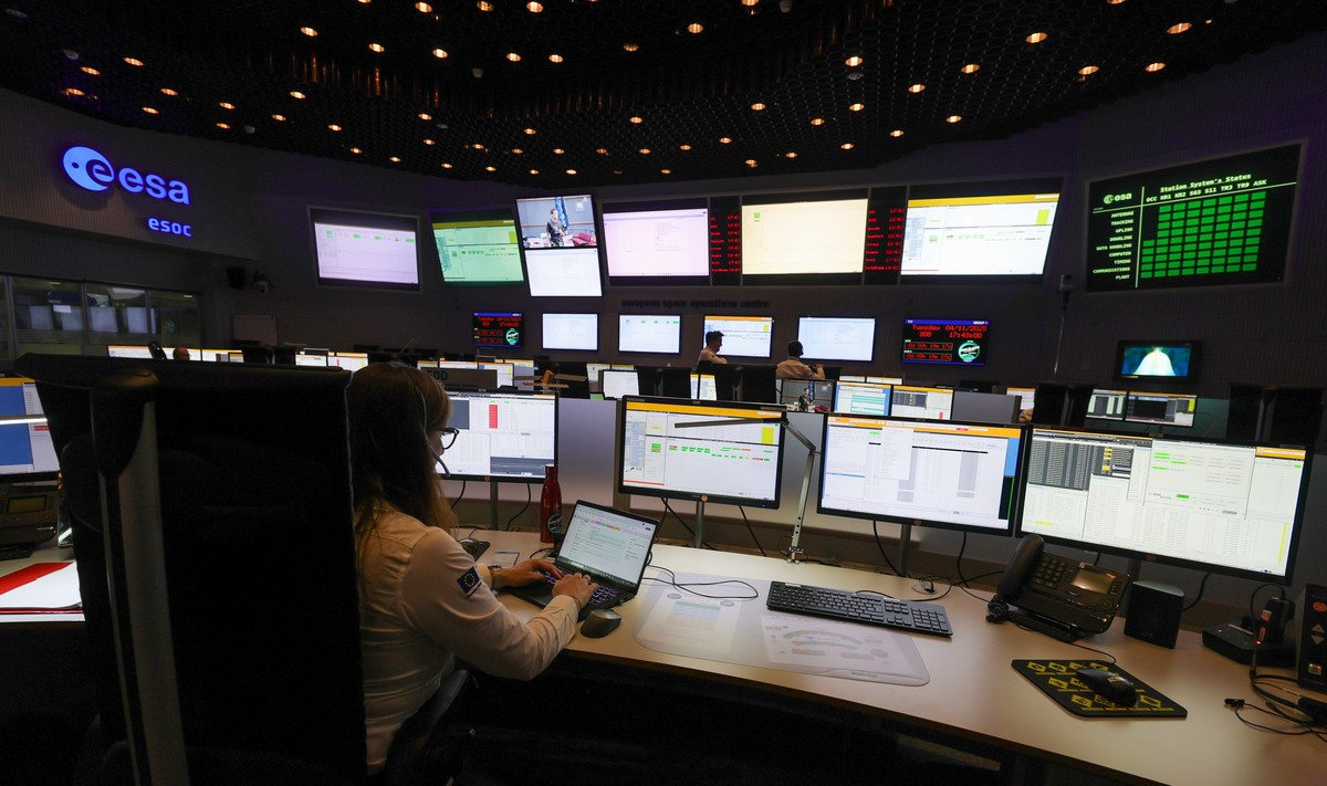 epa12503099 An interior view of the main control room at the European Space Operations Centre (ESA/ESOC) before the launch of the Ariane 6 vehicle in Darmstadt, Germany, 04 November 2025. At 10:02 p.m ...