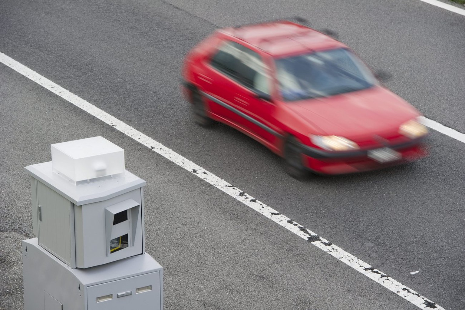 Blitzkasten auf der Autobahn A9 zwischen Aigle und Bex (27.05.2011).