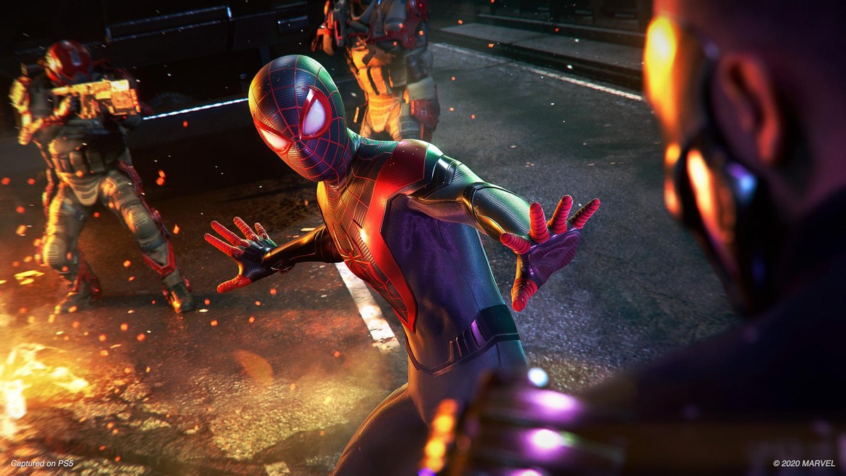 Die Reflexionen der Umgebungslichter in Spider-Mans Anzug begeistern.