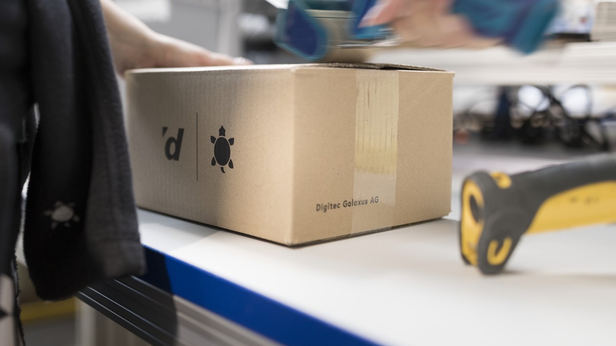 ARCHIVBILD ZUM JAHRESUMSATZ 2018 VON DIGITEC GALAXUS, AM MITTWOCH, 09. JANUAR 2019 ---- 
Employees pack separately ordered items ready for dispatch at the central warehouse and logistics center of Di ...
