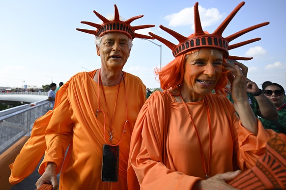 <p>Die Oranje-Freiheitstatuen müssen nach dem Aus gegen Marokko wieder die Heimreise antreten.</p>