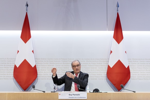 Bundespraesident Guy Parmelin spricht waehrend einer Medienkonferenz des Bundesrates zur aktuellen Situation im Zusammenhang mit dem Coronavirus, am Dienstag, 30. November 2021, in Bern. (KEYSTONE/Pet ...