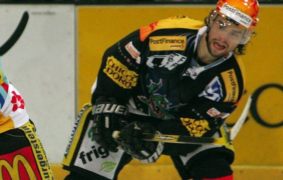 Rapperswil Spieler Antonio Rizzello, links, und Fribourgs Topscorer Josh Holden, rechts, kaempfen um den Puck beim Eishockey Nationalliga A Meisterschaftsspiel zwischen dem HC Fribourg-Gotteron und de ...