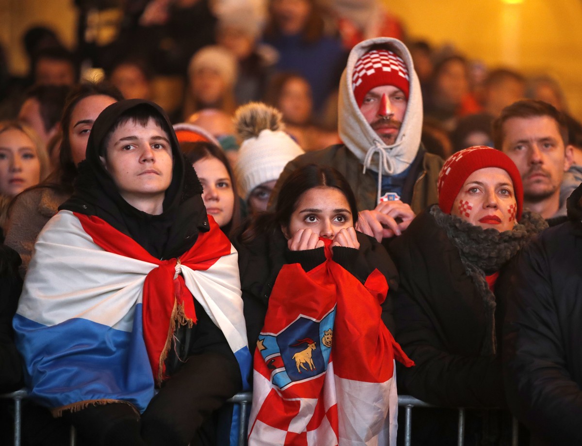 epa10364523 Croatian fans watch the FIFA World Cup 2022 semi final between Argentina and Croatia in Zagreb, Croatia, 13 December 2022. EPA/ANTONIO BAT