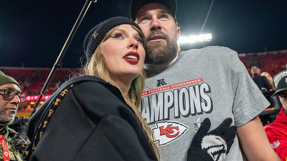 SPORTS-FBN-BIANCHI-COLUMN-KC Taylor Swift and Kansas City Chiefs tight end Travis Kelce 87 walk off the field after the trophy ceremony following the Chiefs 32-29 victory over the Buffalo Bills in the ...