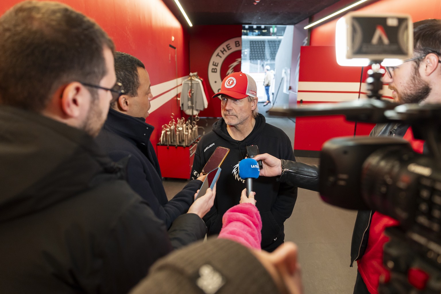 KEYPIX - Geoff Ward repond aux journalistes lors d'une rencontre avec les medias avant les playoffs du Lausanne Hockey Club (LHC) ce mardi 17 mars 2026 a Lausanne. (KEYSTONE/Cyril Zingaro)