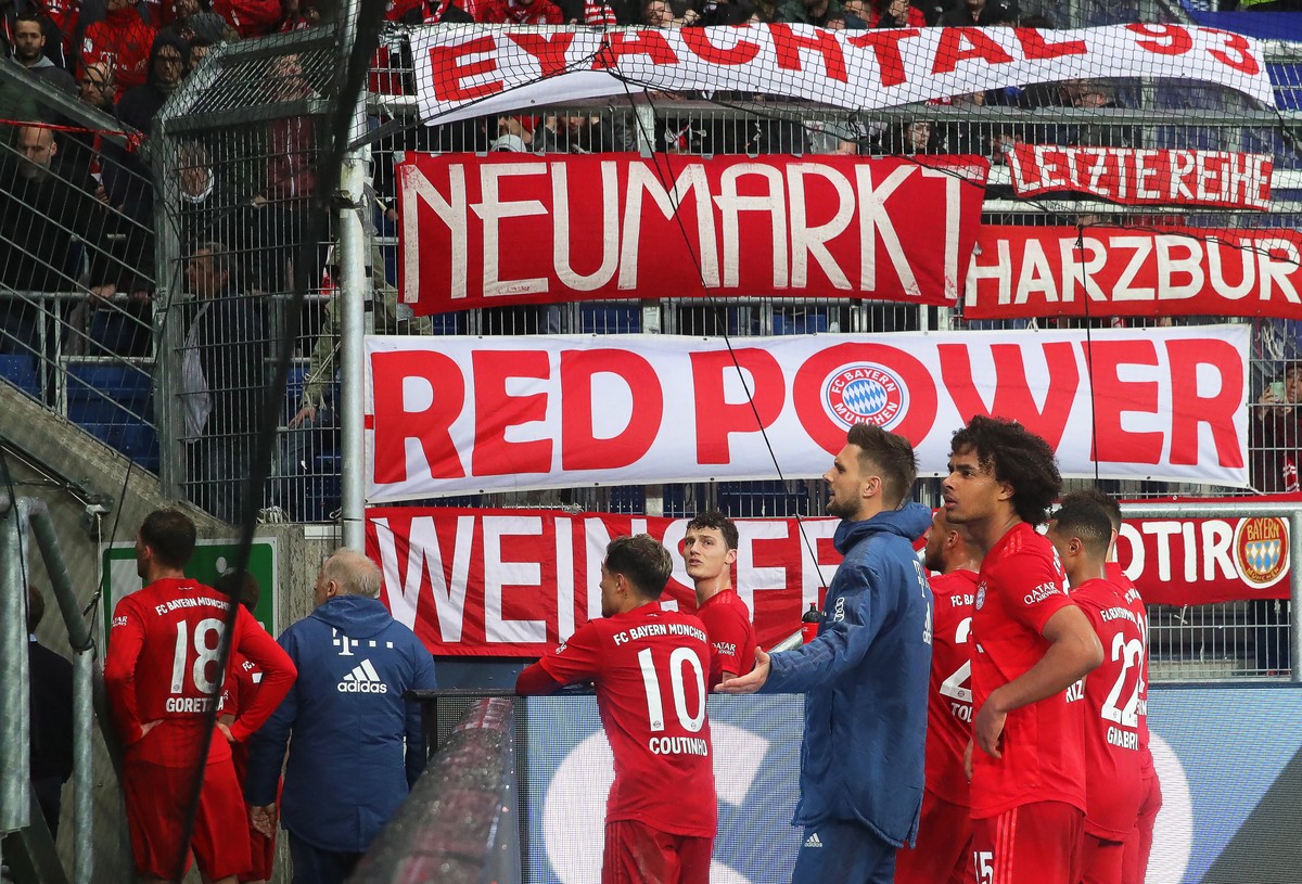 epa08259550 Bayern Munich players argue with fans during the German Bundesliga soccer match between TSG 1899 Hoffenheim and Bayern Munich in Sinsheim, Germany, 29 February 2020. EPA/ARMANDO BABANI CON ...