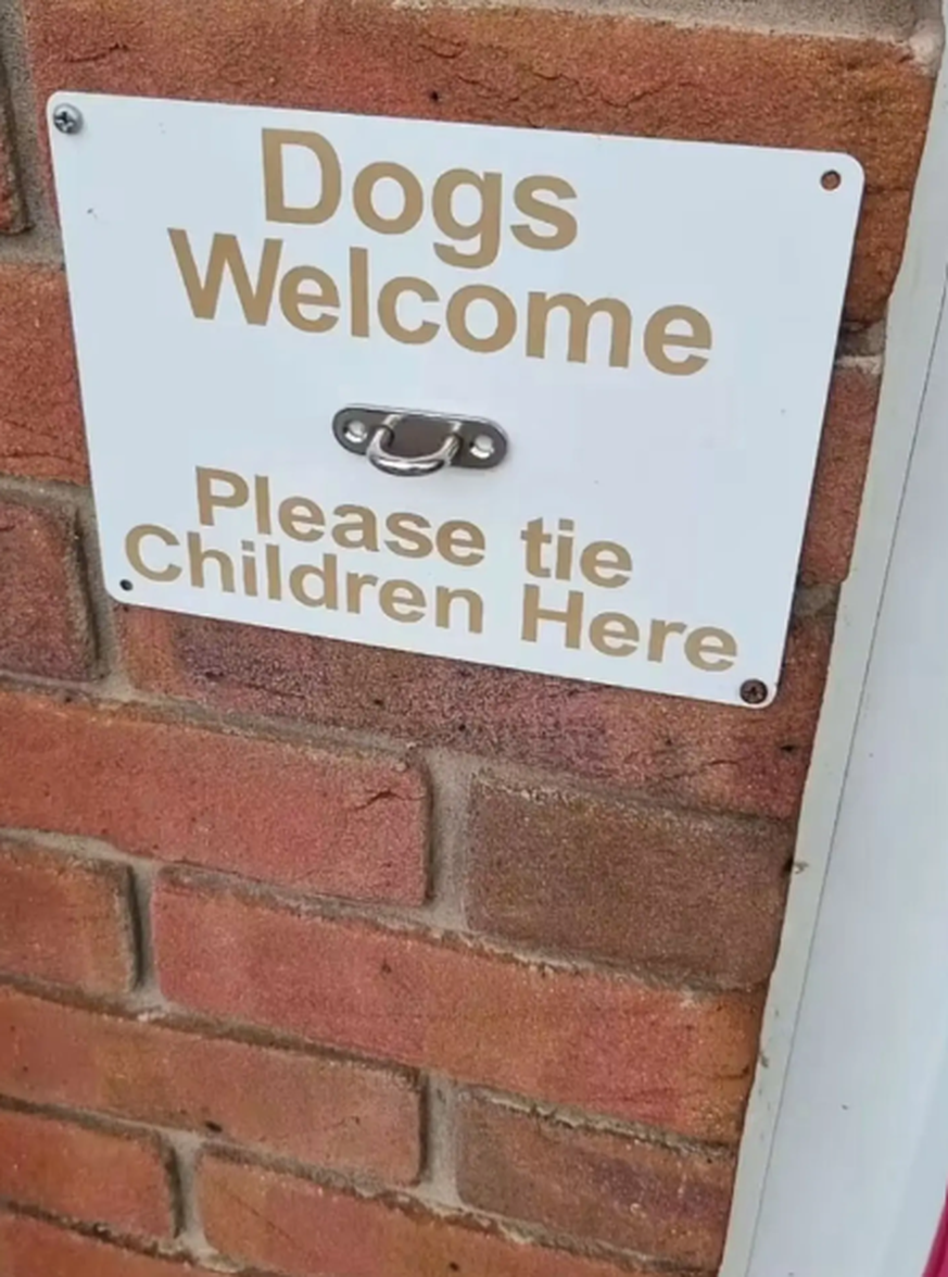 Lustiger Fail: Schild gegen Kindern für Hunde