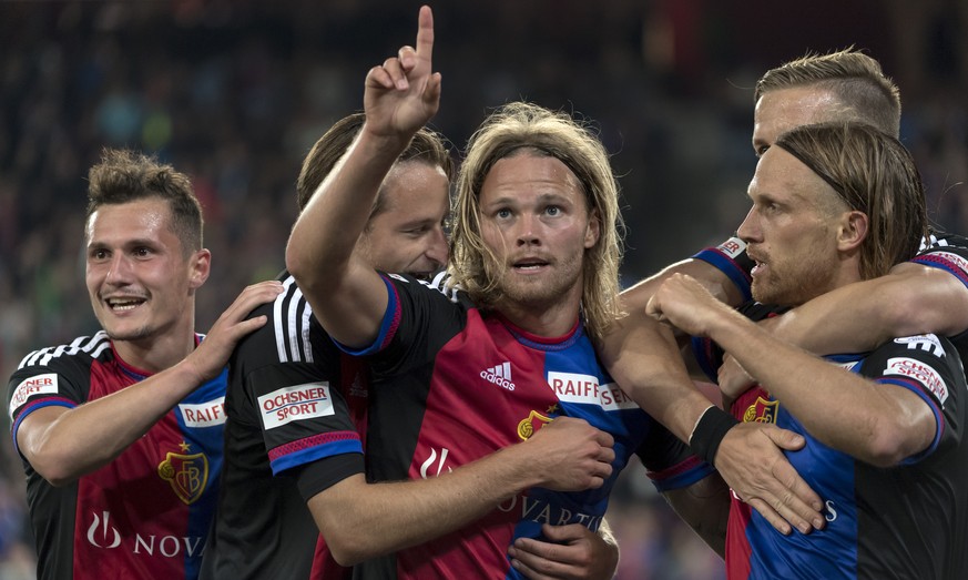 Die Basler jubeln ueber das 2:0 von Birkir Bjarnason, Mitte, im Fussball Meisterschaftsspiel der Super League zwischen dem FC Basel 1893 und dem BSC Young Boys, im Stadion St. Jakob-Park in Basel, am  ...