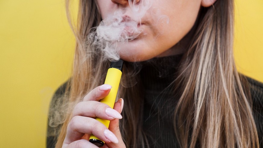 Besonders Einweg-E-Zigaretten sind beliebt. Bis Juni 2022 nahm die Nachfrage nach ihnen in der Schweiz um 30 Prozent pro Monat zu.