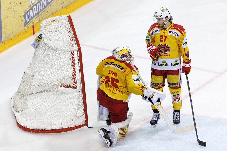 Biel&#039;s goalkeeper Harri Saeteri, left, and Biel&#039;s defender Yannick Rathgeb, right, react, during the fifth leg of the National League Swiss Championship final playoff game between Geneve-Ser ...