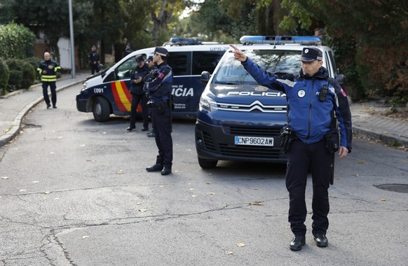 epa10338800 National Police agents are seen at the entrance to the Ukrainian Embassy in Madrid, Spain, 30 November 2022. An employee of the Ukrainian Embassy was taken to hospital after he resulted sl ...