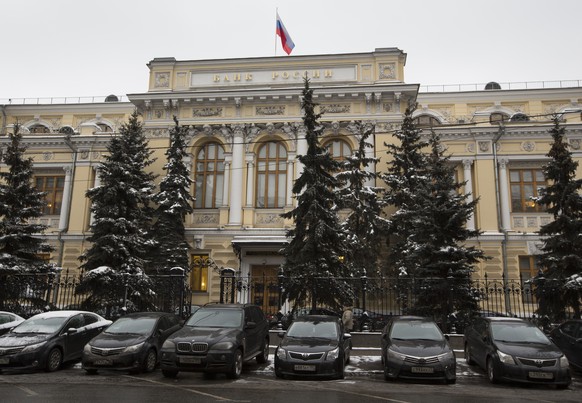 FILE - Cars are parked in front of Russia&#039;s Central Bank building in Moscow, Russia, Jan. 30, 2015. Russia���s central bank has cut interest rates back to their prewar levels. The bank said Frida ...