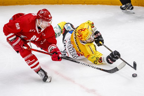 L&#039;attaquant lausannois Ronalds Kenins, gauche, lutte pour le puck contre le top scorer bernois Mark Arcobello, droite, lors du match du championnat suisse de hockey sur glace de National League e ...