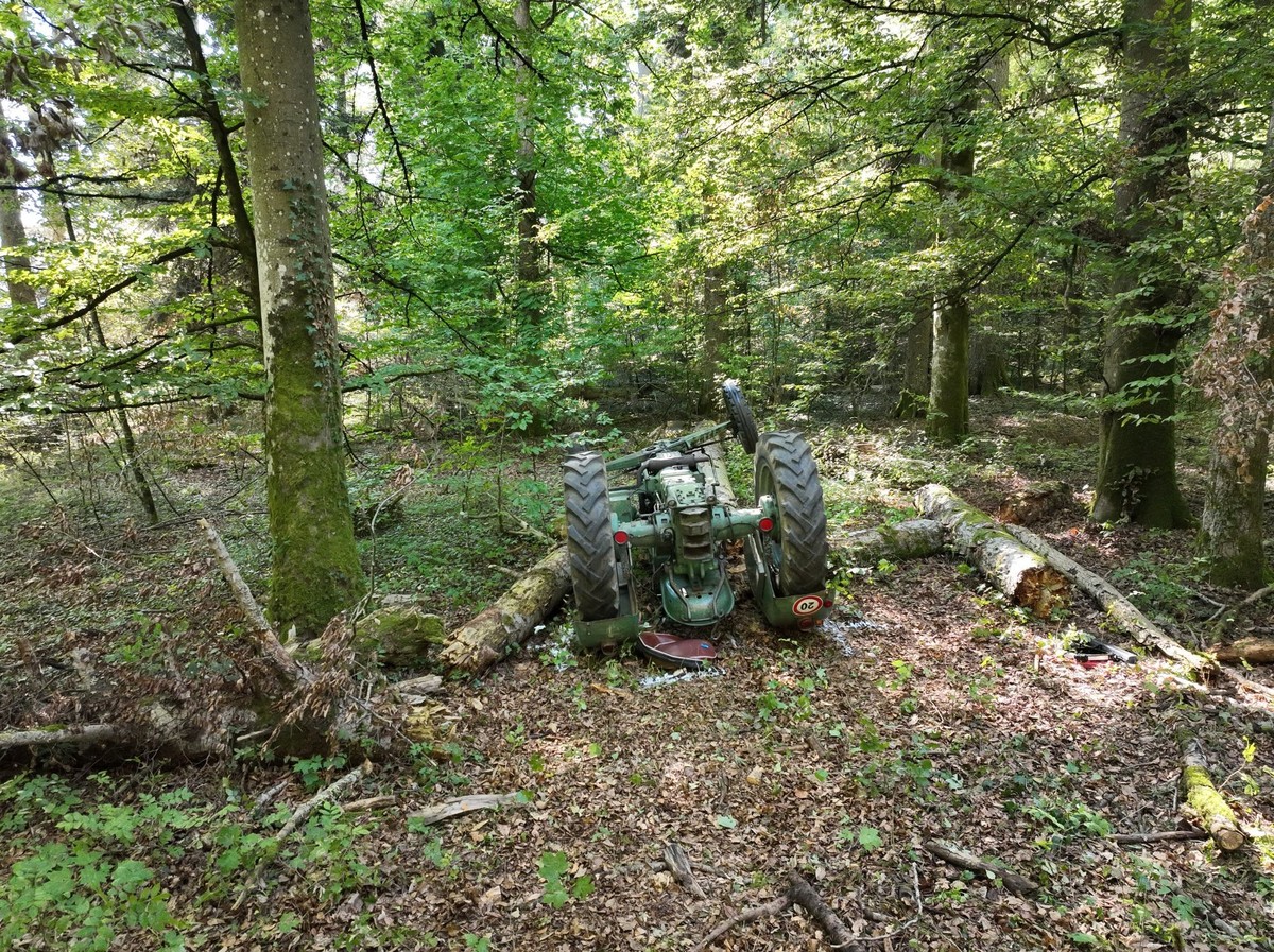 Aus bislang ungeklärten Gründen kippte der Traktor um und überschlug sich.