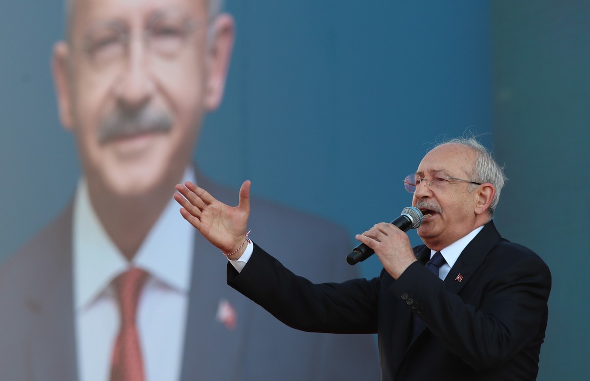 epa10600578 Turkish presidential candidate Kemal Kilicdaroglu, leader of the opposition Republican People's Party (CHP) speaks during his elections campaign rally in Izmir, Turkey, 30 April 2023. ...