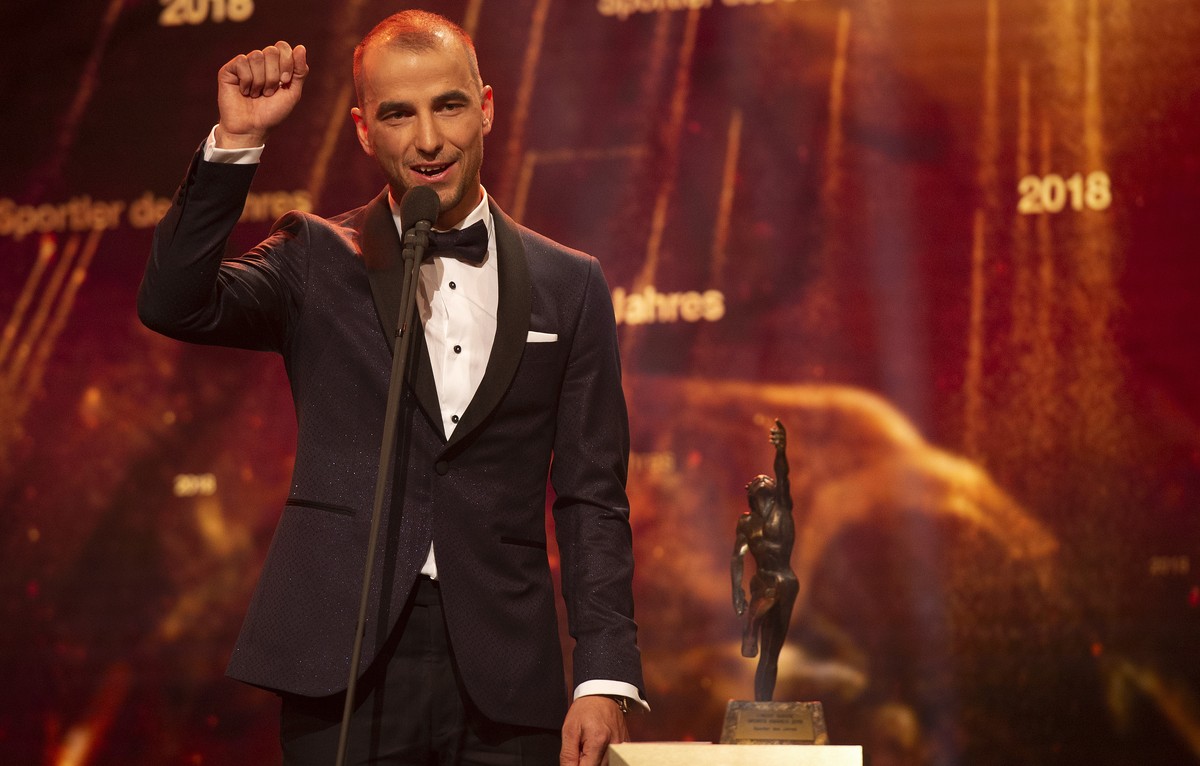 Nino Schurter erhaelt den Preis als „Sportler des Jahres 2018", an der Verleihung des Credit Suisse Sports Awards 2018, aufgenommen am Sonntag, 09. Dezember 2018, in Zuerich. (KEYSTONE/Melanie Du ...