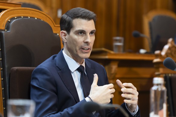 Thierry Burkart, FDP-AG, Mitte, spricht waehrend der Debatte um die Volksinitiative "Jederzeit Strom fuer alle (Blackout stoppen)" waehrend der Fruehlingssession der Eidgenoessischen Raete,  ...