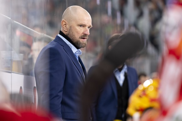 Biels Head Coach Petri Matikainen reagiert, beim Eishockey Meisterschaftsspiel der National League zwischen dem EHC Biel und dem Geneve-Servette HC, am Samstag Samedi, 18. November 2023, in der Tissot ...