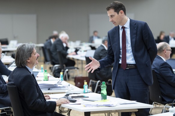 Die Staenderaete Paul Rechsteiner, SP-SG, links, und Thierry Burkart, FDP-AG diskutieren an der Sommersession der Eidgenoessischen Raete, am Montag, 8. Juni 2020 im Staenderat in einer Ausstellungshal ...
