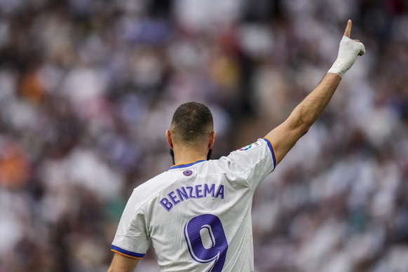 Real Madrid&#039;s Karim Benzema celebrates after scoring during La Liga soccer match at the Santiago Bernabeu stadium in Madrid, Saturday, April 30, 2022. (AP Photo/Bernat Armangue)