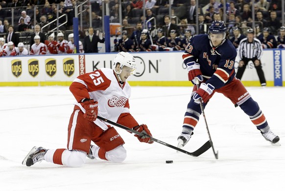 New York Rangers&#039; Daniel Carcillo (13) fights for control of the puck with Detroit Red Wings&#039; Cory Emmerton (25) during the first period of an NHL hockey game Thursday, Jan. 16, 2014, in New ...