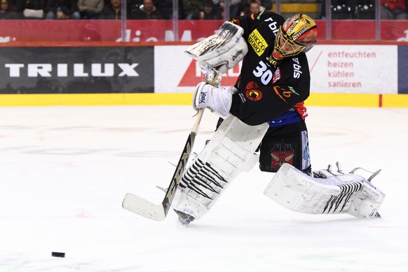 Bern Goalie Leonardo Genoni kaempft um den Puck, im dritten Eishockey Playoff-Viertelfinalspiel der National League zwischen dem SC Bern und dem Geneve Servette HC, am Donnerstag, 15. Maerz 2018, in d ...