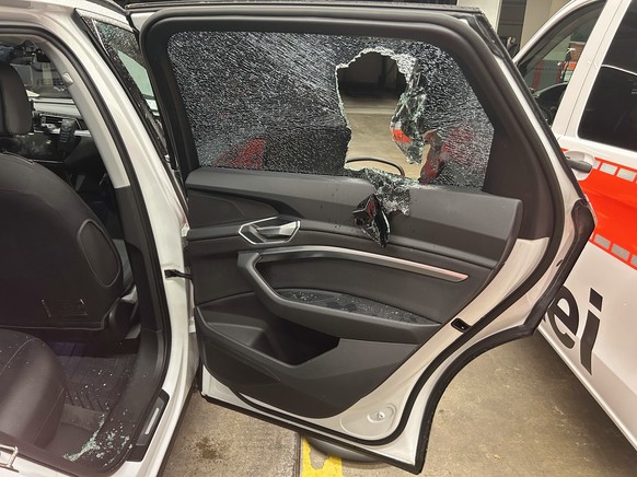 Das beschädigte Polizeiauto.