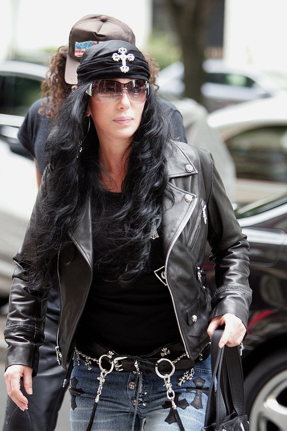 Cher in Paris Cher outside of the Plaza Hotel in Paris, France, on July 7, 2006. Photo by ABACAPRESS.COM Paris France PUBLICATIONxNOTxINxFRAxSPAxUKxUSAxBELxPOL Copyright: xABACAx 101545_01 ABACAx 1015 ...