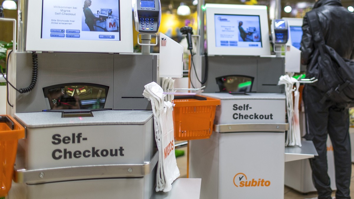 A customer uses the self-checkout, pictured on March 5, 2013, at the Migros branch in Baden, Switzerland. Migros is Switzerland's the largest retail company. (KEYSTONE/Gaetan Bally)
Ein Kunde be ...